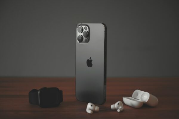 Photo by Dennis Brendel black iphone 7 with white and black dice